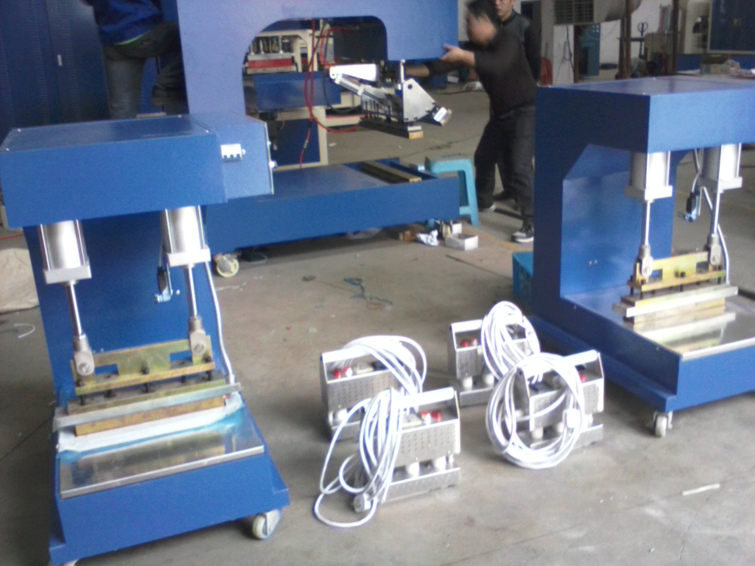 寧波東雄機電設備 專業定做PTFE膜結構工業與食品輸送帶，引領塑料焊接高周波技術